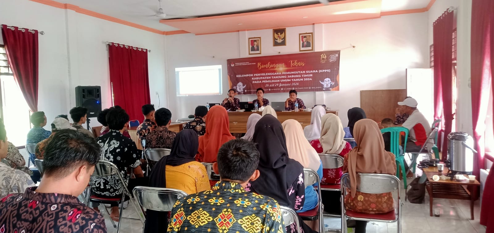 Bimtek Pemungutan Dan Perhitungan Suara Oleh PPS Desa Pemusiran: KPPS Antusias Dan Penuh Semangat